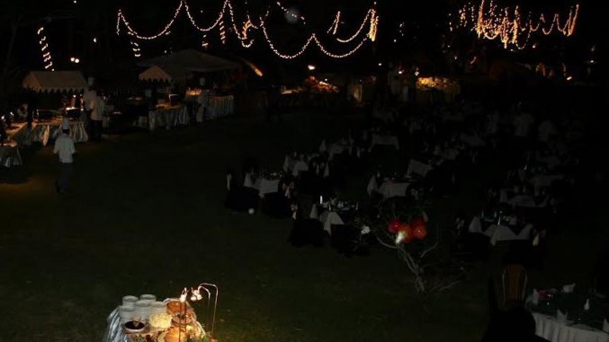 mirii nu au stiut cum sa reactioneze cand au vazut poza asta de la nunta lor ne am facut de ras in