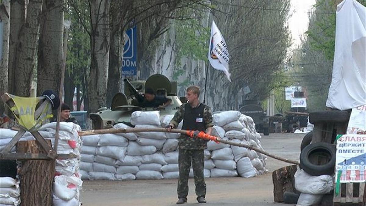 Slavyansk, oraşul sub asediu. Separatiştii au preluat punctele de control, dar armata ucraineană a încercuit localitatea