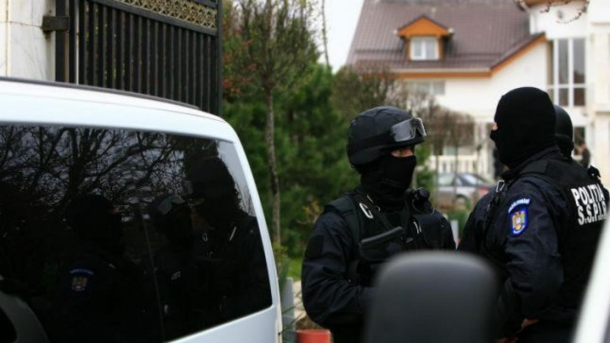 crima socanta in campina un fiu si a ucis mama cu toporul apoi a stat doua zile cu trupul femeii in