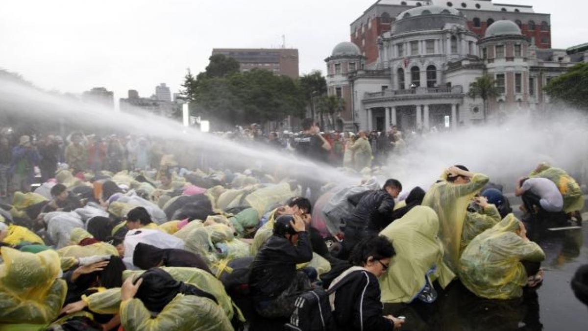 politia taiwaneza a folosit tunurile cu apa pentru dispersarea multimii din taipei