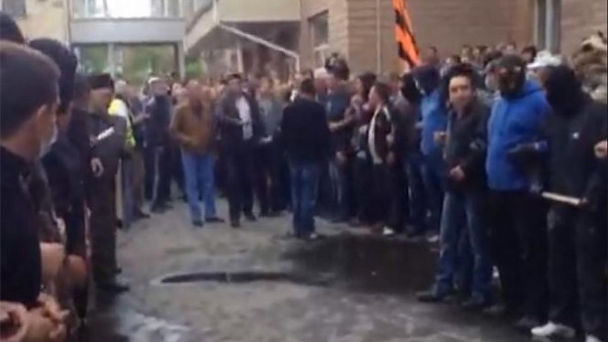 Manifestanţii proruşi au preluat controlul unei clădiri guvernamentale din Lugansk