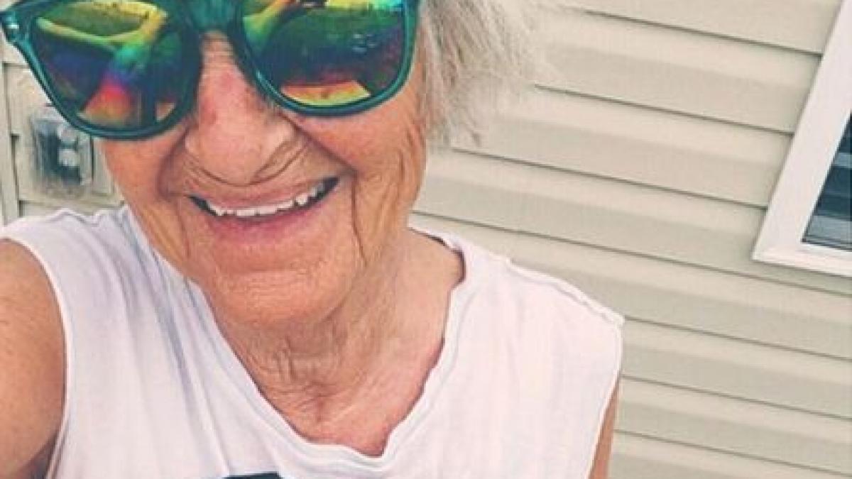 are 86 de ani dar e mai tare decat multi adolescenti ce poze posteaza pe net bunica