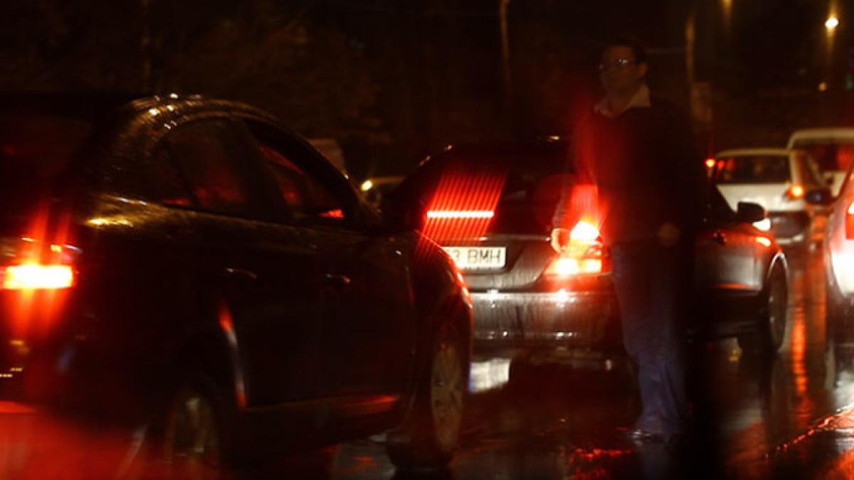 Au spart geamul unei maşini de lux, în timp ce aştepta la semafor şi au jefuit-o pe şoferiţă de 40.000 de lei