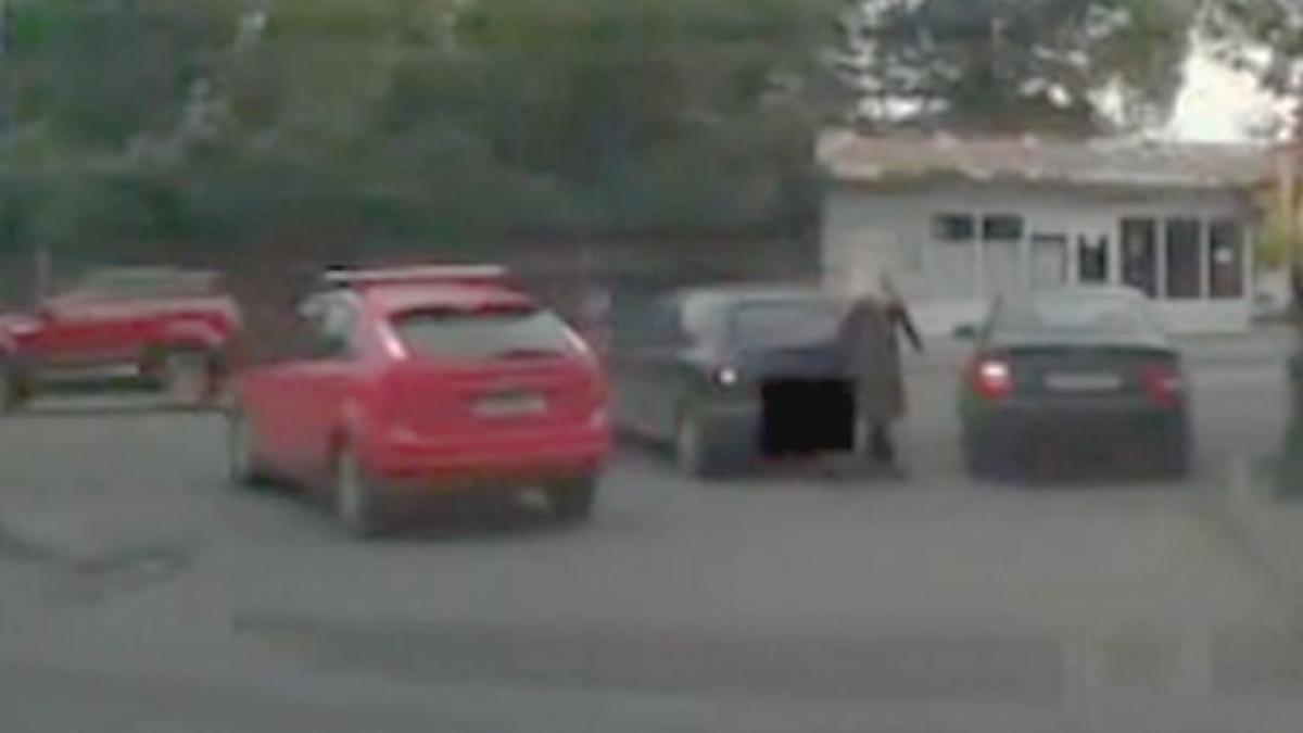 culmea nesimtirii a oprit masina in mijlocul intersectiei ca sa si duca la scoala copilul