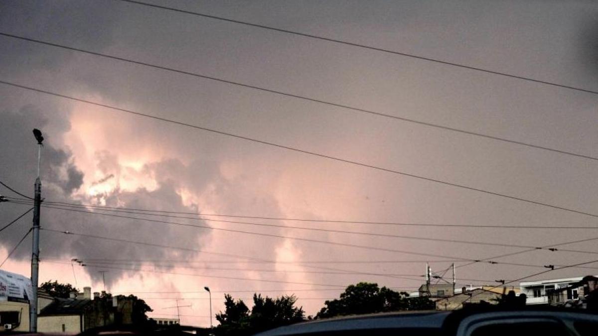 cod galben de averse si descarcari electrice in mai multe judete din tara