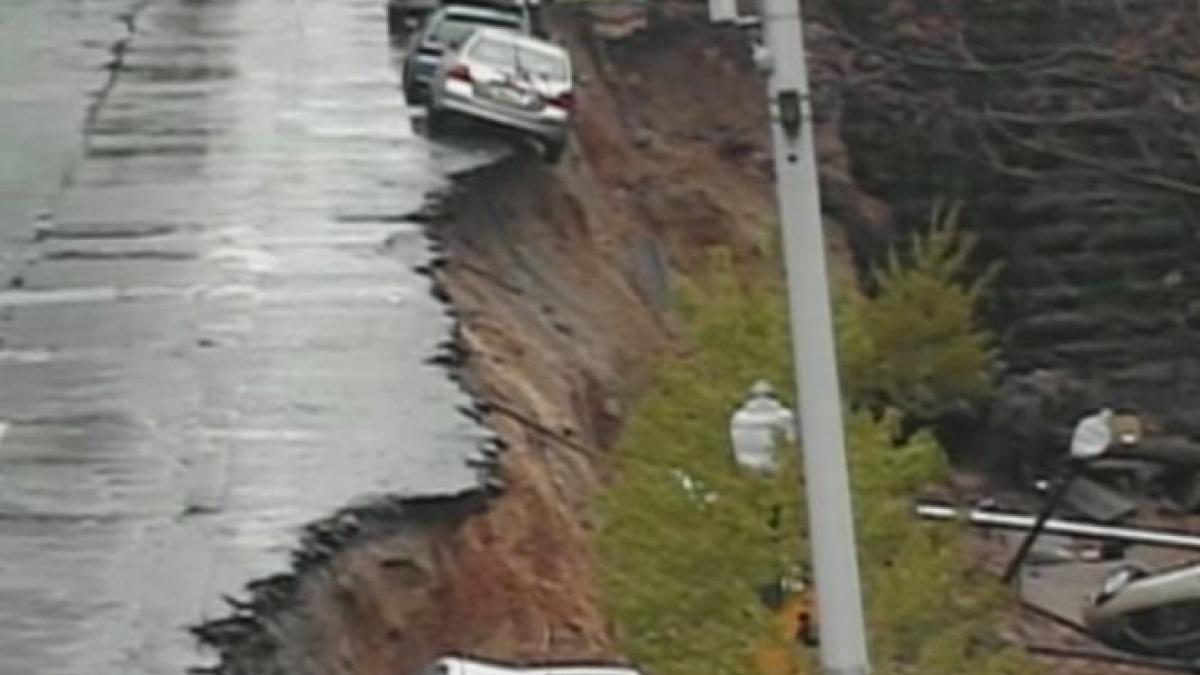 un crater urias a inghitit mai multe masini si case