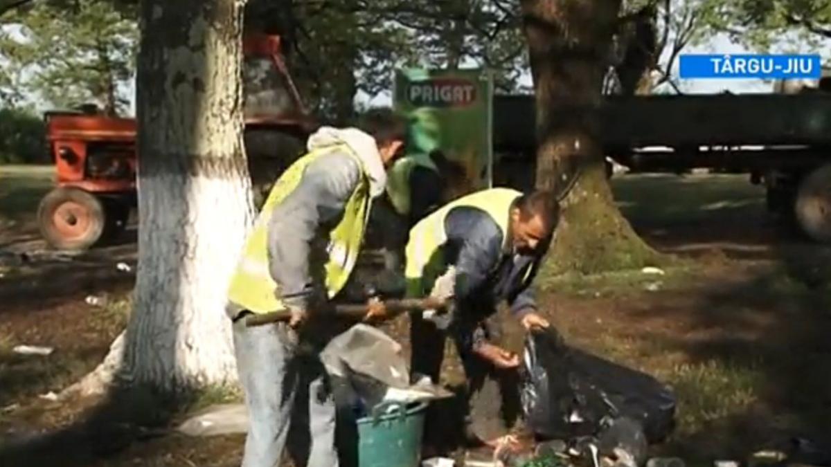 muntii de gunoaie ramasi dupa distractia de 1 mai le au dat de furca angajatilor de la salubritate