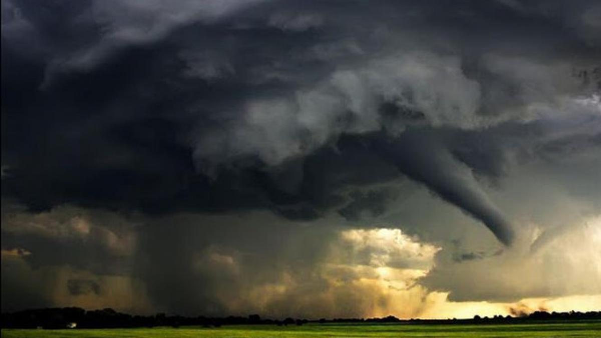 o tornada a facut ravagii intr o regiune din italia devastatorul fenomen natural urmat de ploaie cu