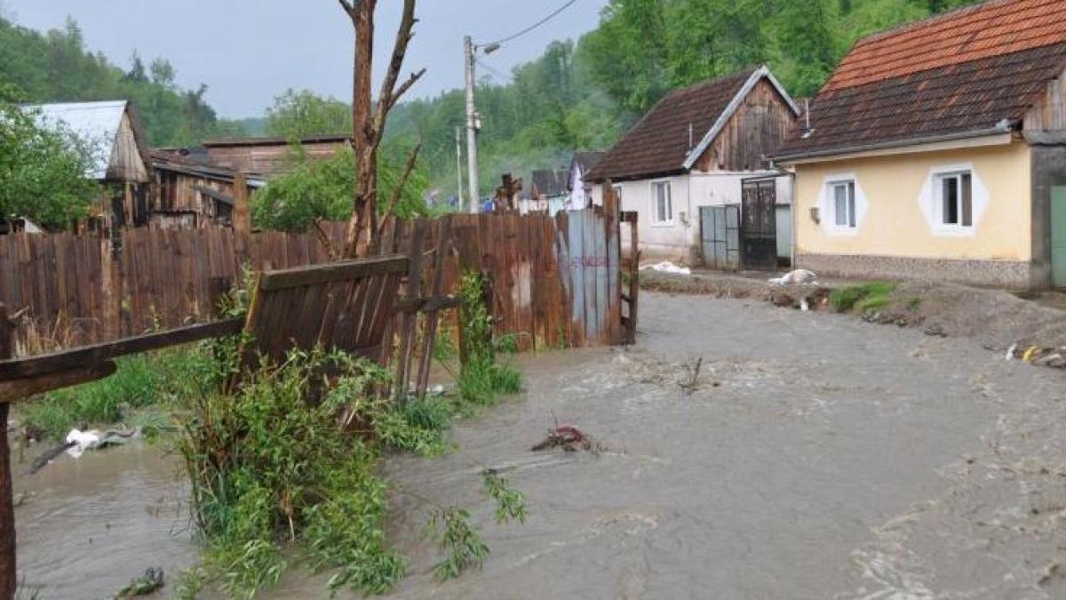 COD PORTOCALIU de inundaţii pentru mai multe râuri