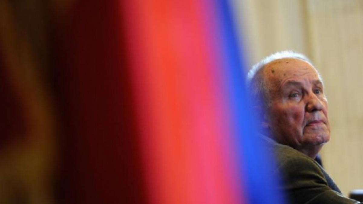 dinu giurescu a demisionat din parlament ce ii ureaza zgonea