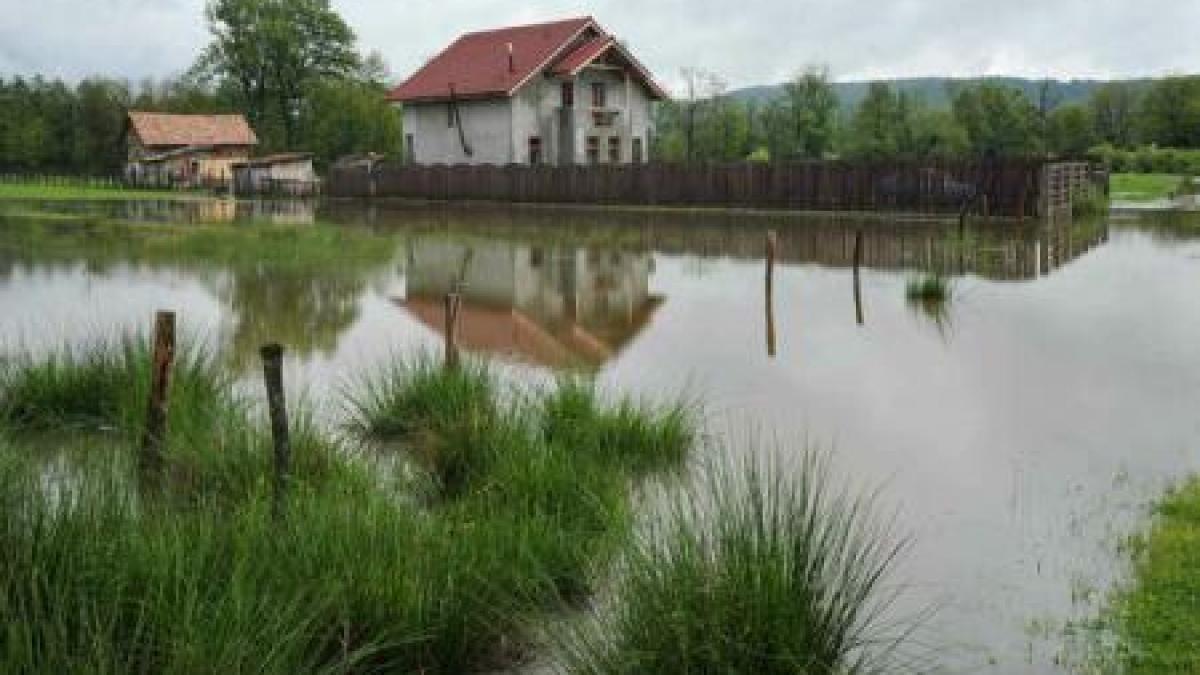 imaginea dezolanta a romaniei gospodarii inundate alunecari de teren drumuri si poduri afectate din