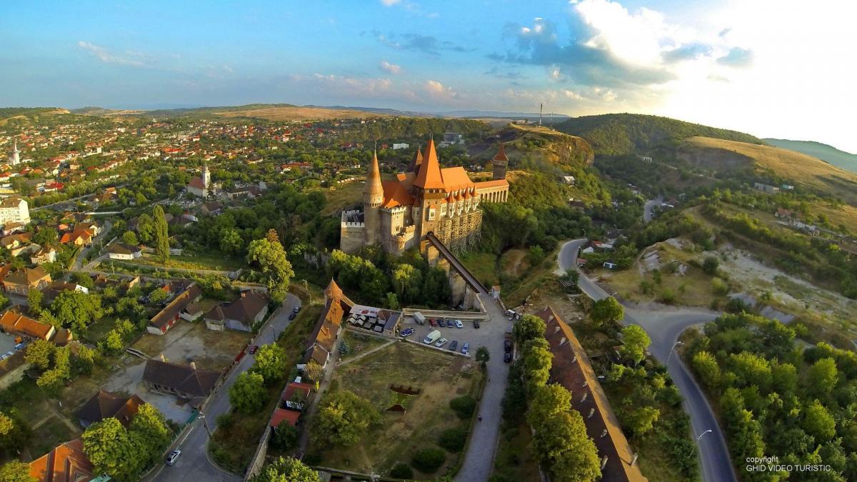 romania la inaltime castelul corvinilor unul dintre cele mai importante monumente medievale din