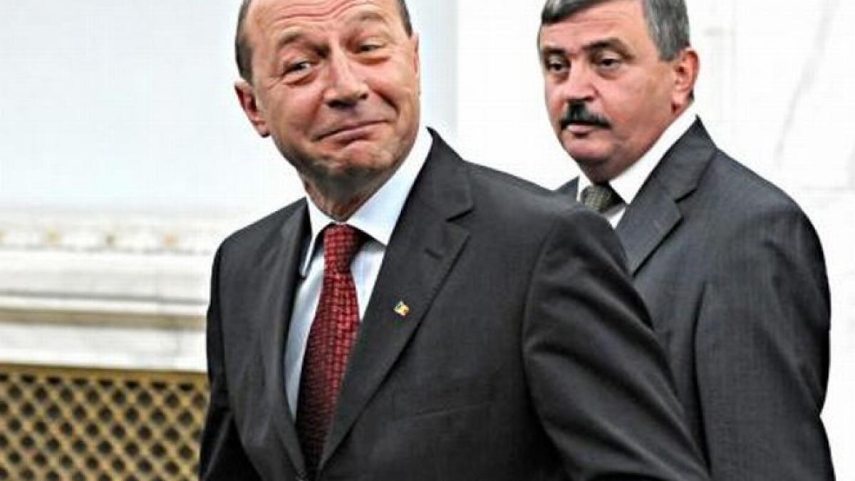 ponta in timp ce taia pensiile si salariile romanilor basescu lua teren la nana