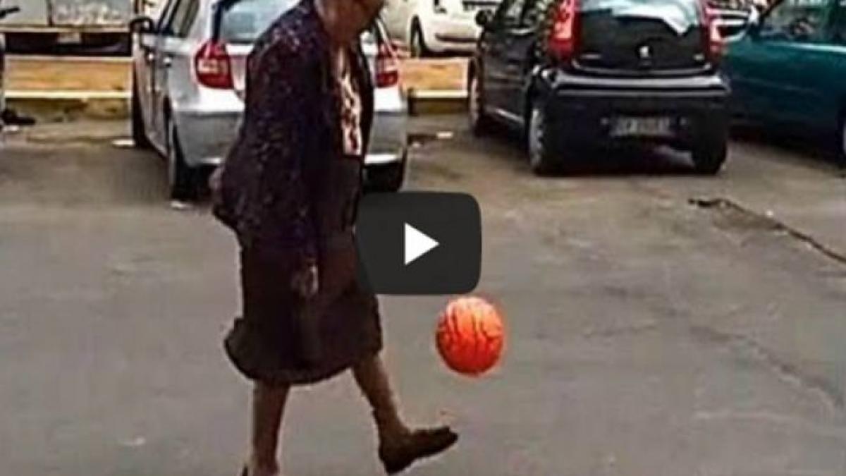 dragostea pentru fotbal nu are varsta o bunicuta din roma face picurele cu mingea