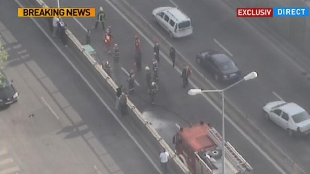 masina in flacari in pasajul baneasa soferul autoturismului s a salvat la timp