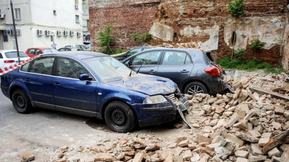 zidul unei cladiri din centrul capitalei s a prabusit peste 3 masini