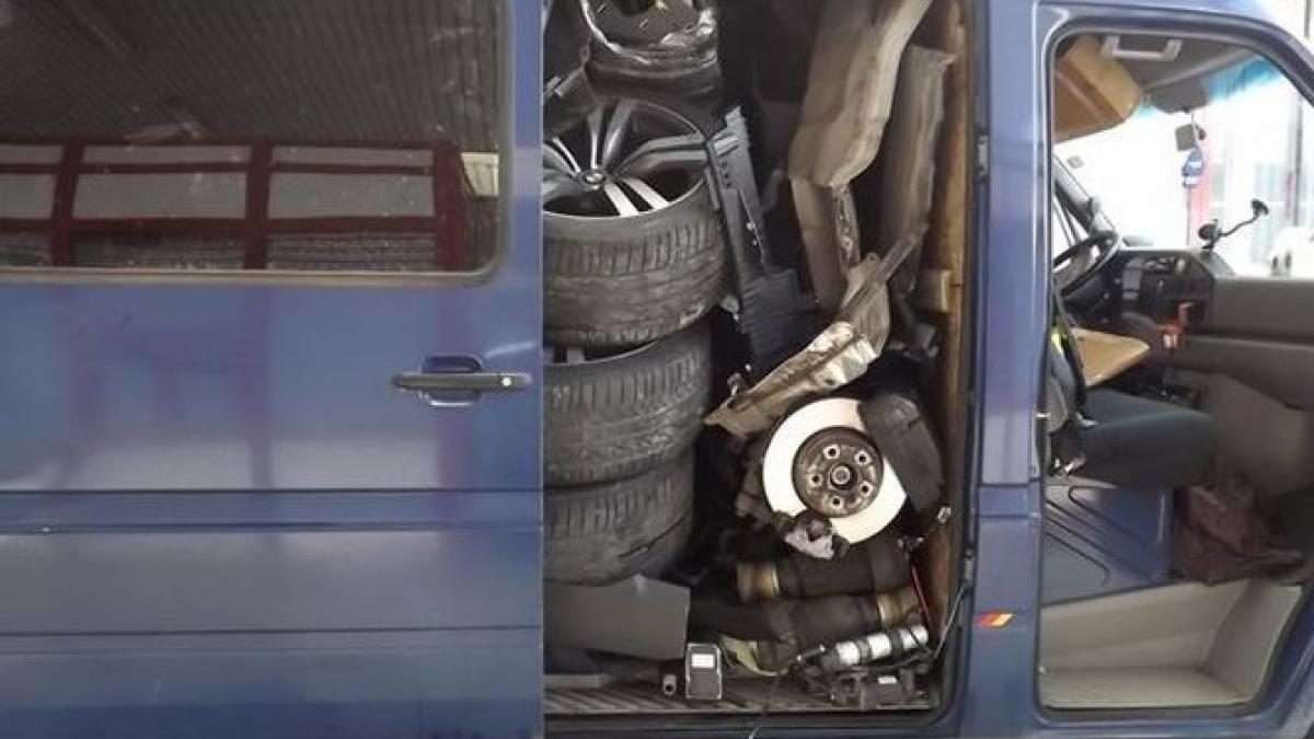 credeai ca fura doar portofele un hot roman din italia a bagat intr o duba un bmw x6