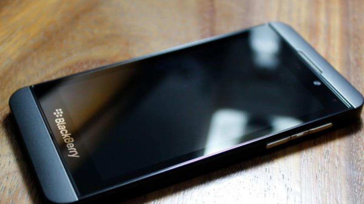 blackberry lanseaza in premiera un telefon ieftin