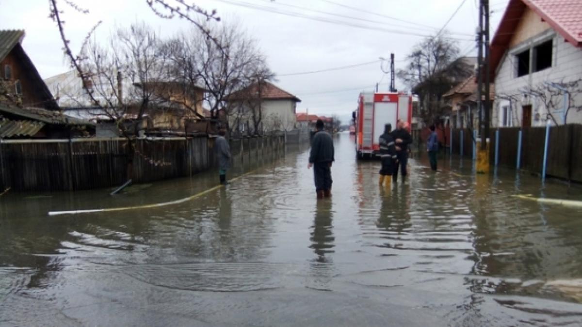 directia apele romane previne inundatiile cu tigai si gratare