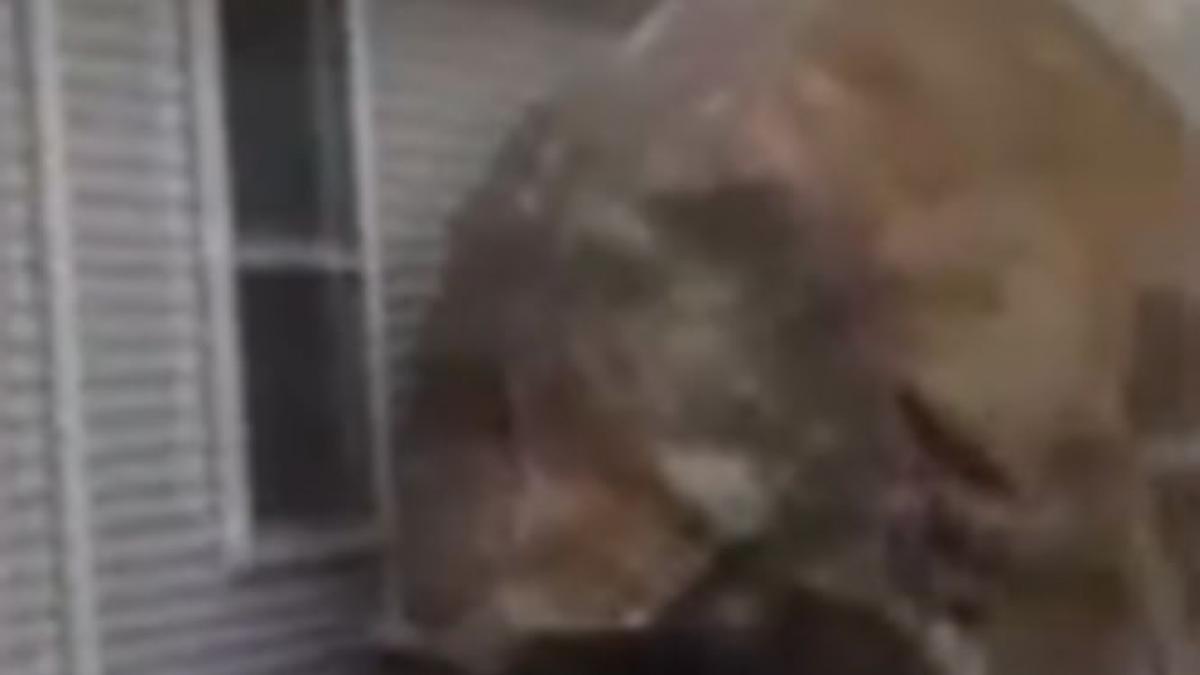 o biserica din massachusetts a fost la un pas sa fie distrusa de un bolovan iata imaginile