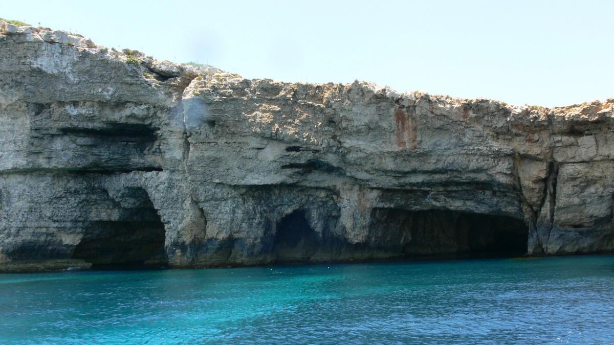 pesteri cu ape turcoaz in care trebuie sa inoti