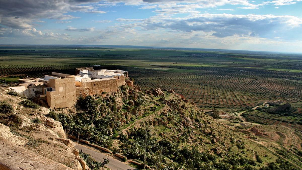 satul tunisian cu trei familii in varf de deal