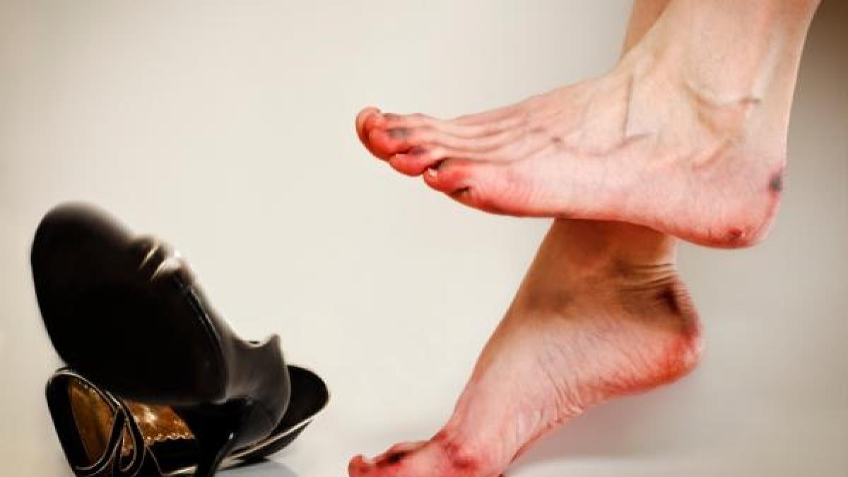 Cum îţi poţi distruge sănătatea din cauza pantofilor pe care îi porţi. La ce riscuri te supui dacă porţi tocuri înalte