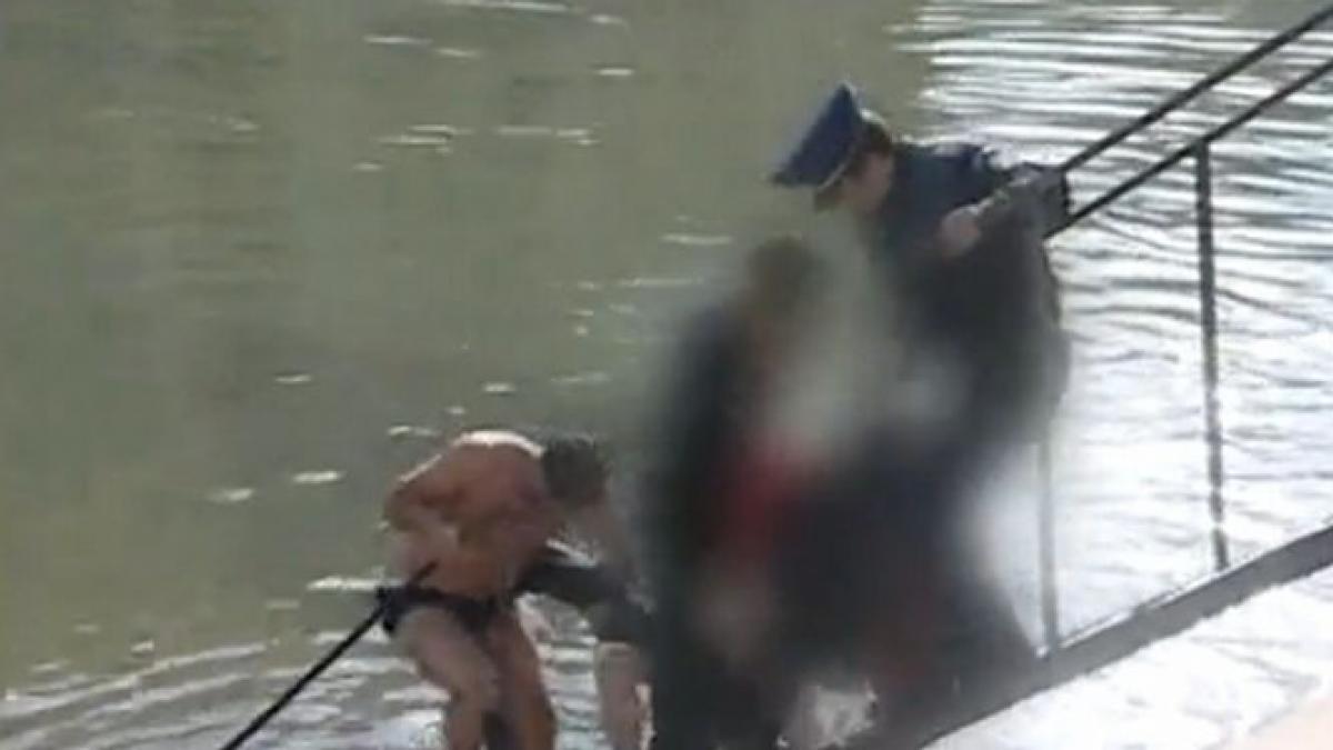 imagini dramatice tanar de 26 de ani salvat de trecatori din raul dambovita