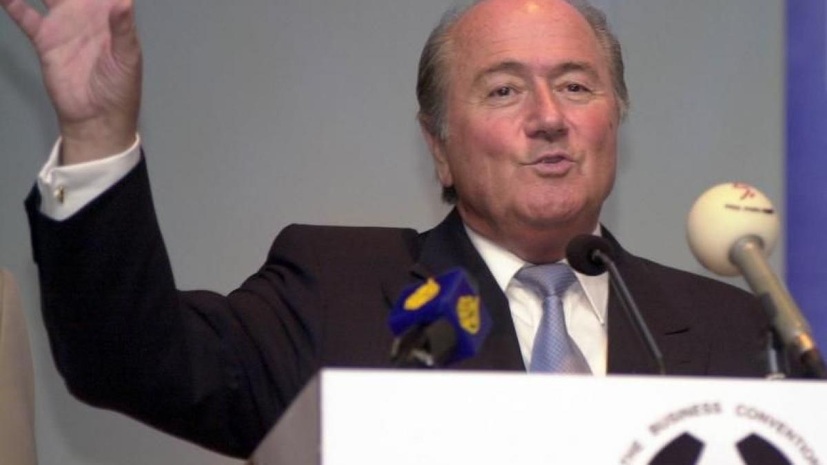 sepp blatter organizarea cupei mondiale de catre qatar este o eroare