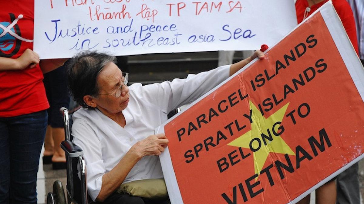 violentele continua in vietnam sute de fabrici atacate de protestatari