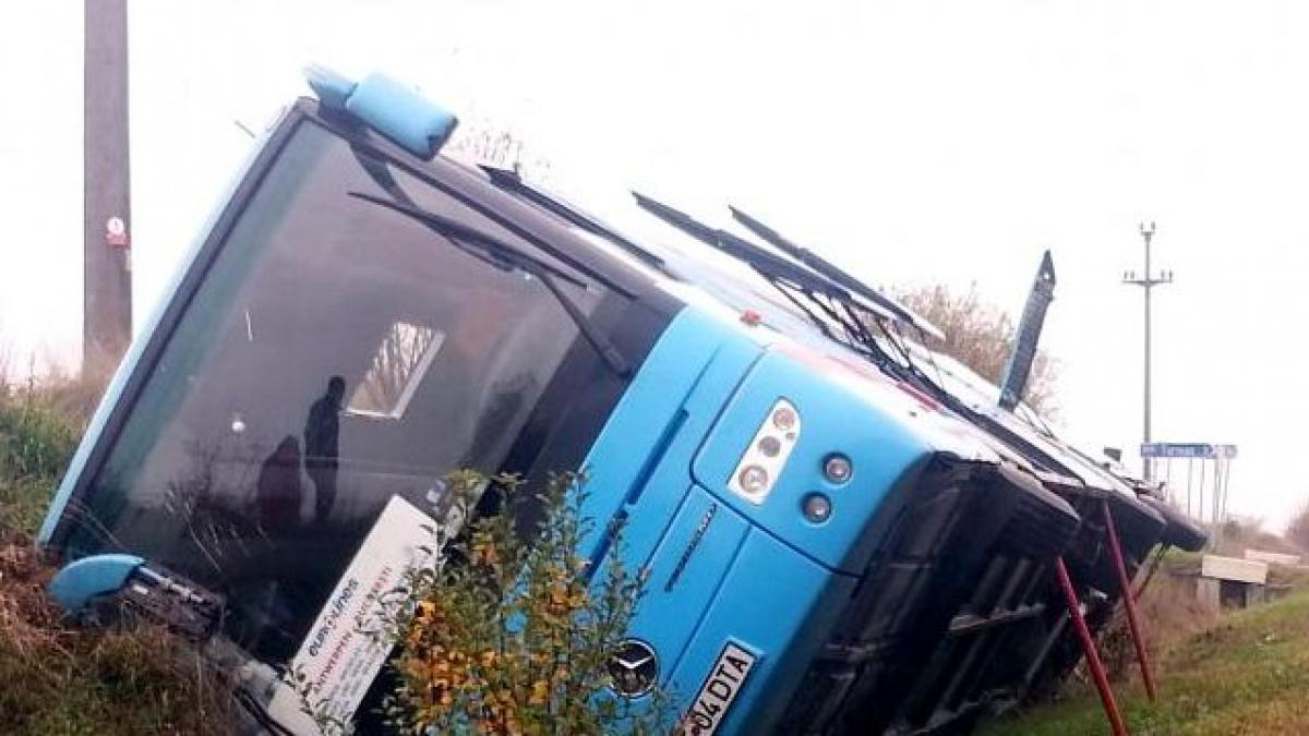 autocar plin cu pasageri rasturnat pe drumul dintre brasov si rasnov