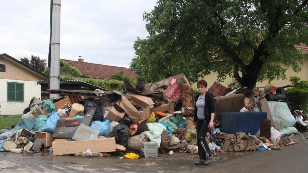 cel putin 44 de persoane au murit in inundatiile din bosnia serbia si croatia