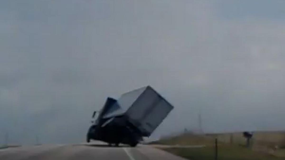 imagini terifiante in sua camion cat pe ce sa fie luat de vant