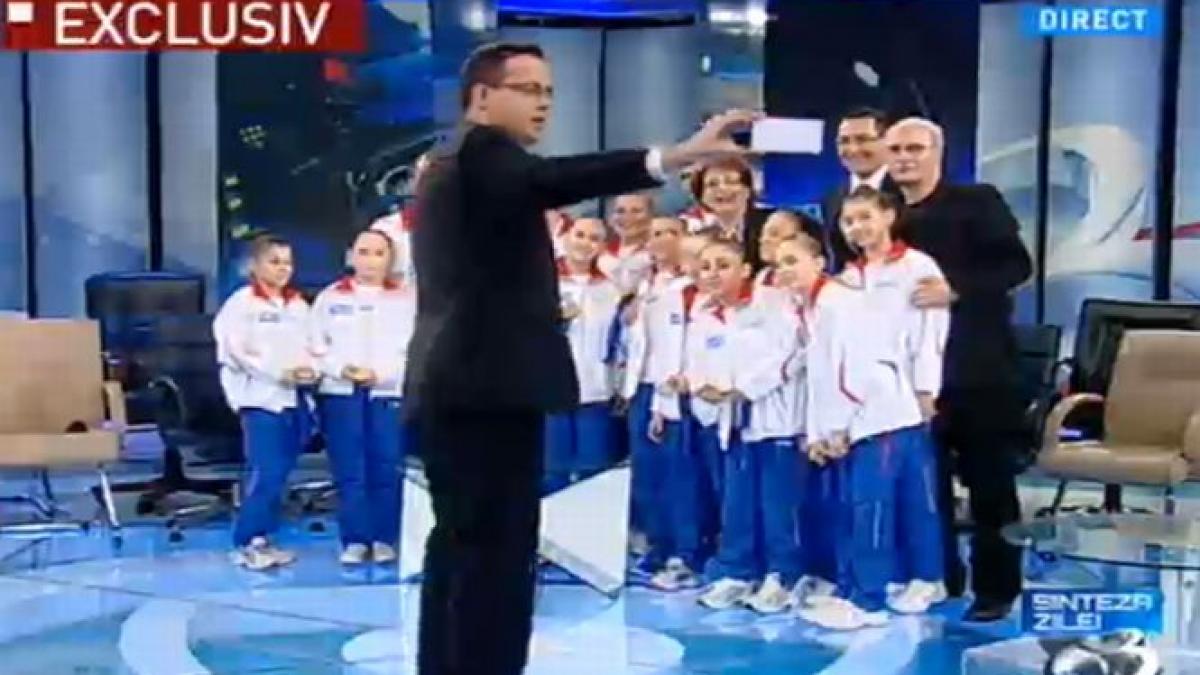 cel mai tare selfie din romania mihai gadea s a fotografiat alaturi de campioanele europene la