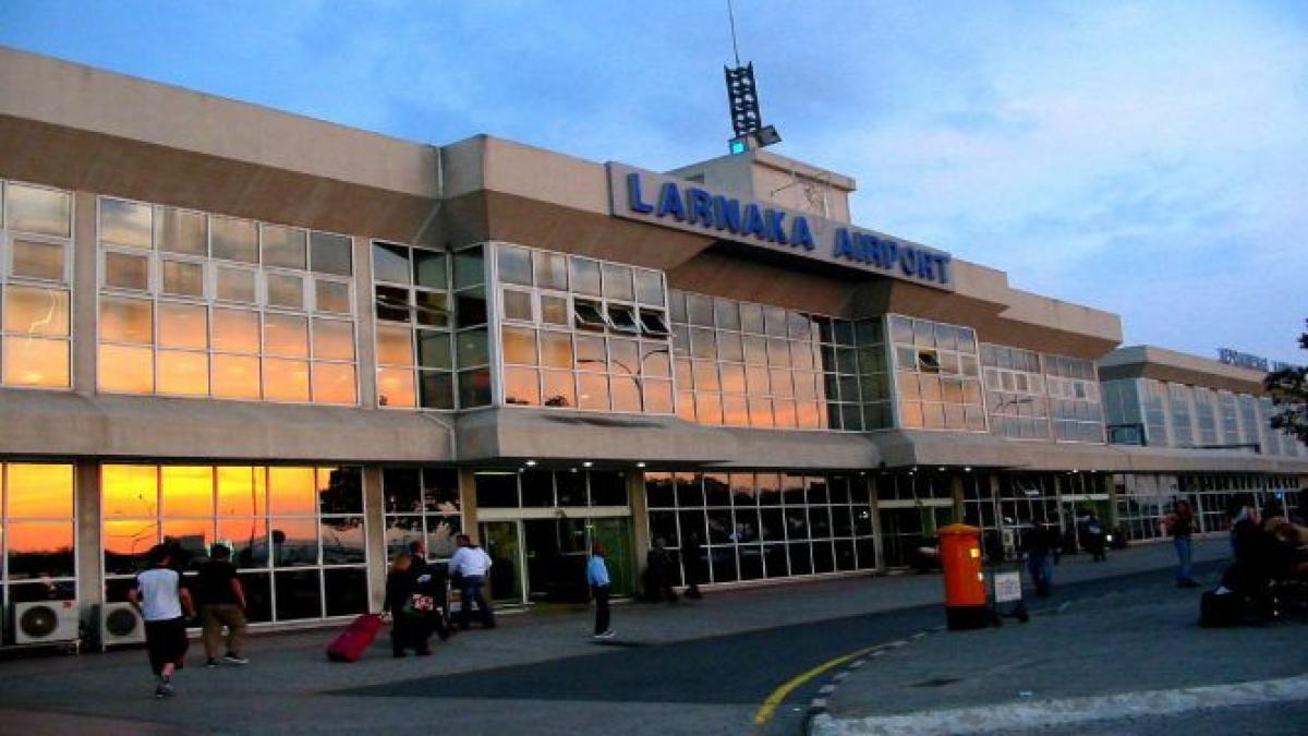 principalul aeroport din cipru a fost evacuat un telefon anonim anunta prezenta unei bombe