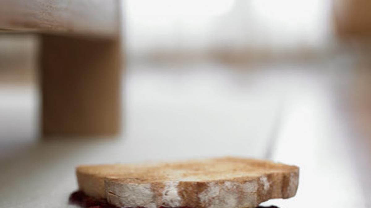 un aliment scapat pe jos poate fi mancat daca este ridicat in primele cinci secunde adevarat sau