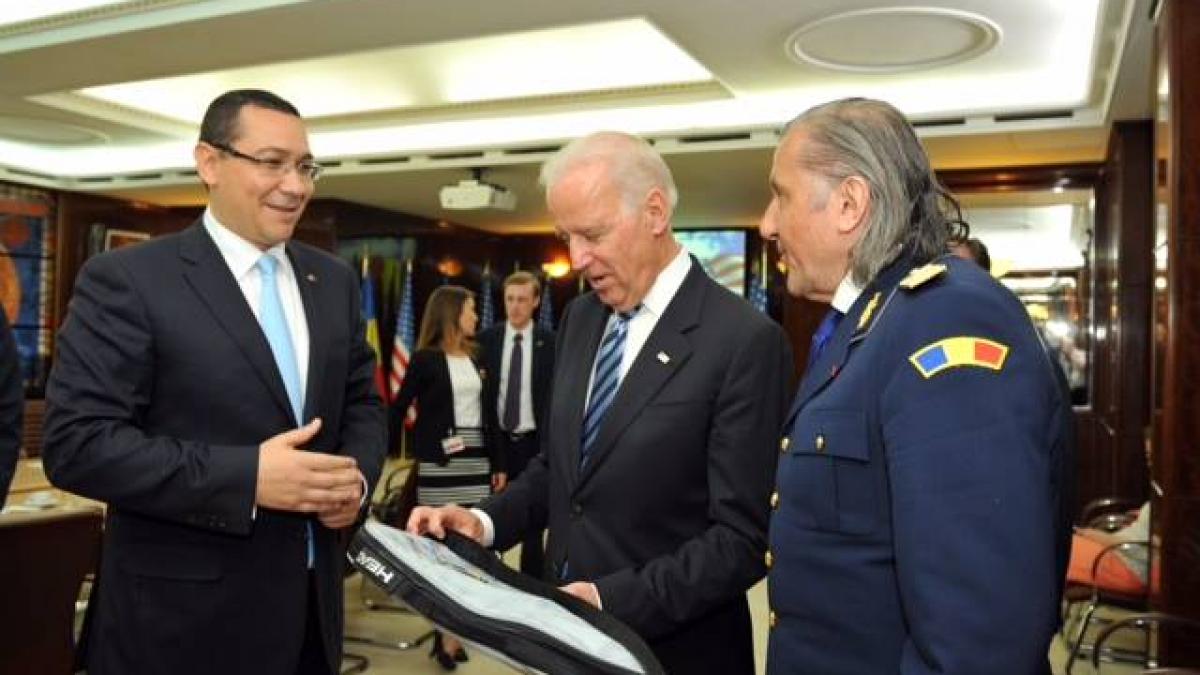 fostul tenisman ilie nastase i a oferit vicepresedintelui sua joe biden o racheta de tenis