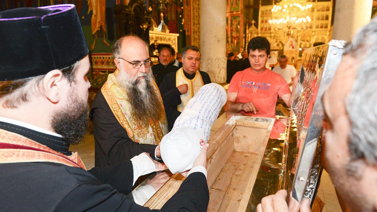 procesiune impresionanta in capitala moastele sf constantin si elena dar si ale domnitorului