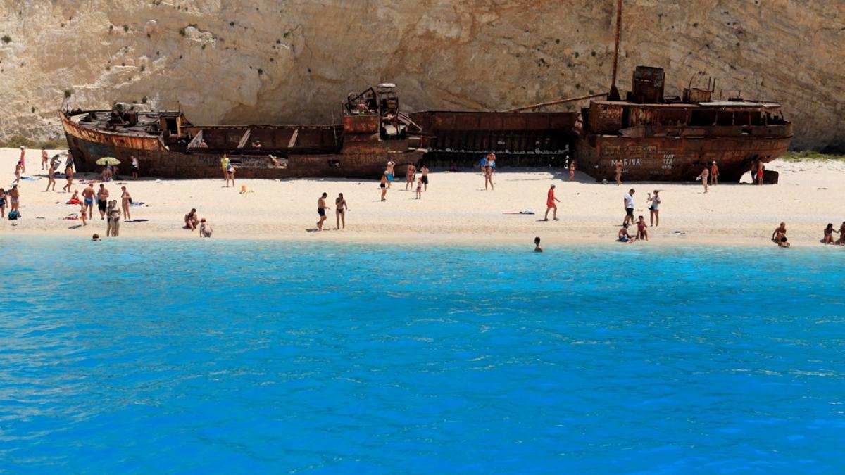 cum sa naufragiezi pe cea mai frumoasa plaja din grecia