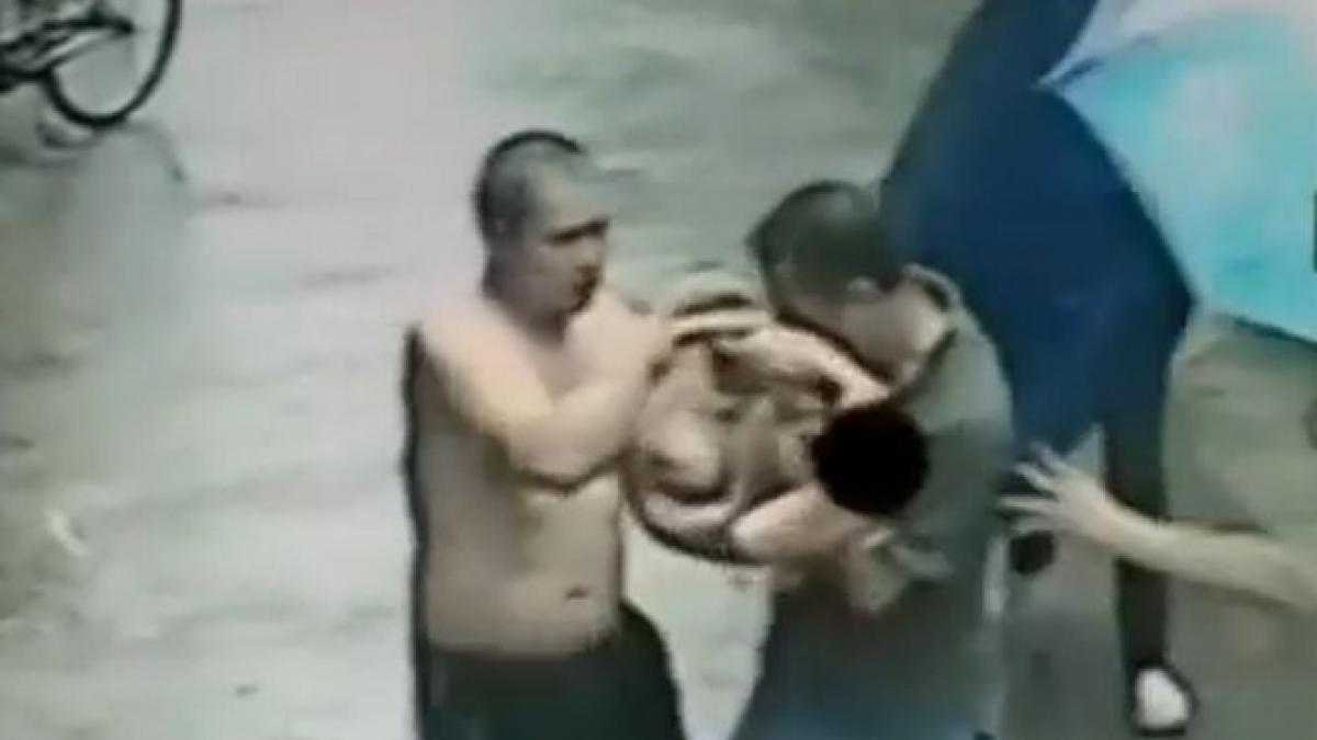 imagini socante un copil a cazut de la etajul al doilea al unei cladiri