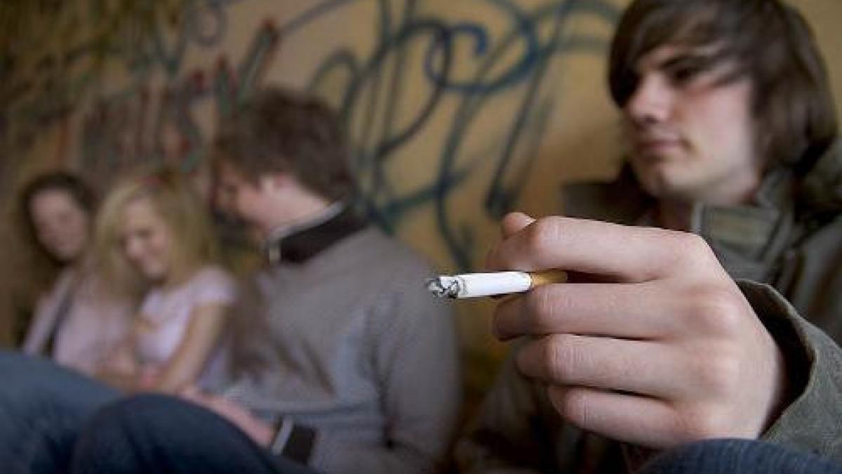 statistici ingrijoratoare despre adolescentii romani consuma alcool tutun sau droguri de la varste