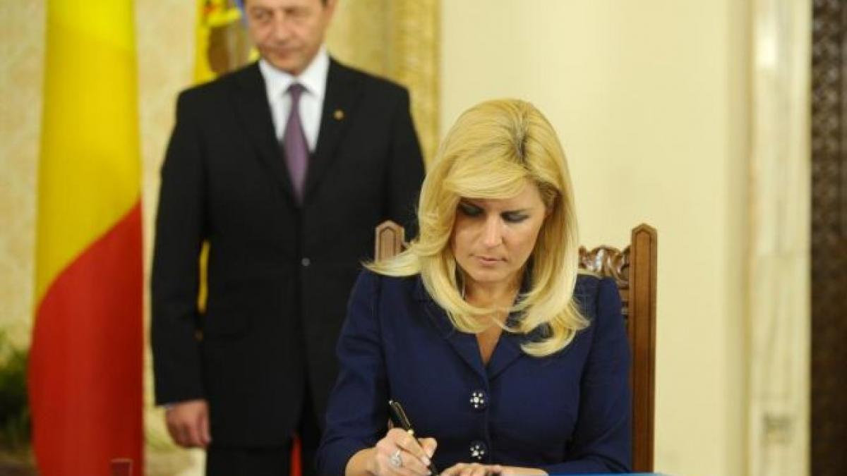 unde au mers banii taiati din pensii si salarii udrea a dat 235 mil euro pe investitii trasnite