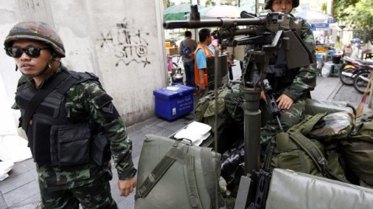 armata a preluat puterea anuntul a fost facut azi noapte nimeni nu mai are voie sa iasa din case