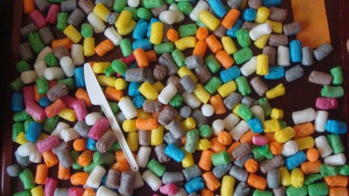 pufuleti din plastic si limonada cu gust de familie descoperite la vanzare in capitala