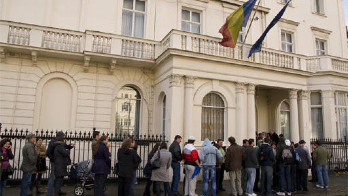 alegeri europarlamentare 2014 cozi la sectiile de votare oamenii stau la rand sa isi exprime dreptul