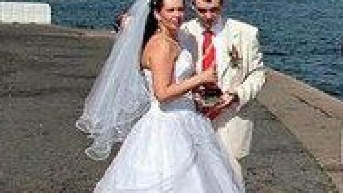 ce se intampla la nici doi metri de cei doi miri care se fotografiau pentru albumul de nunta