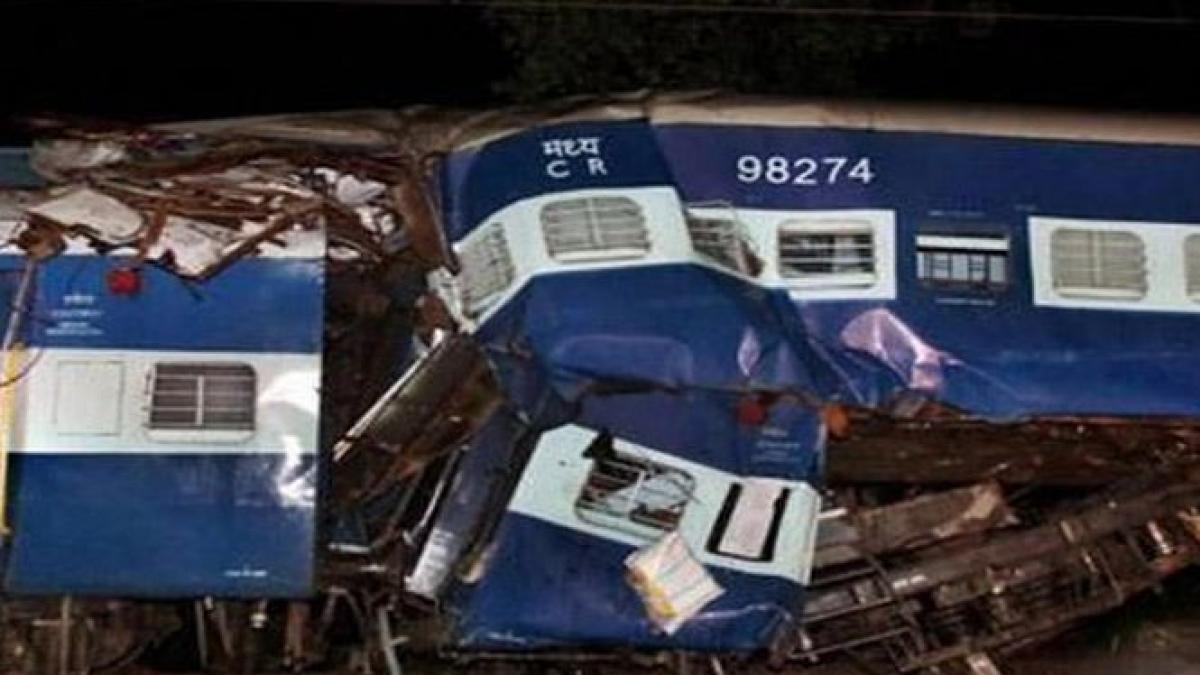 tragedie in india dupa ce doua trenuri s au ciocnit cel putin 40 de morti peste 150 de raniti