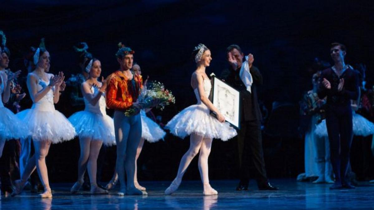 bianca fota distinsa cu titlul de prim balerina a baletului national roman