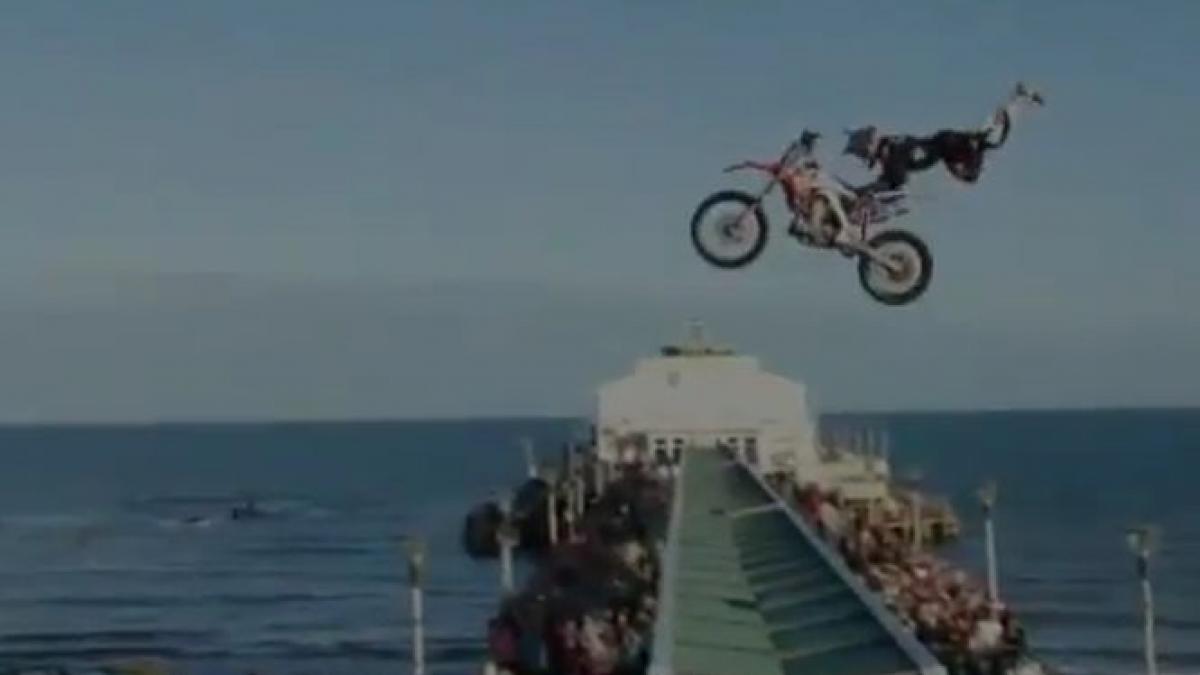 cascadorie impresionanta pe un chei din marea britanie