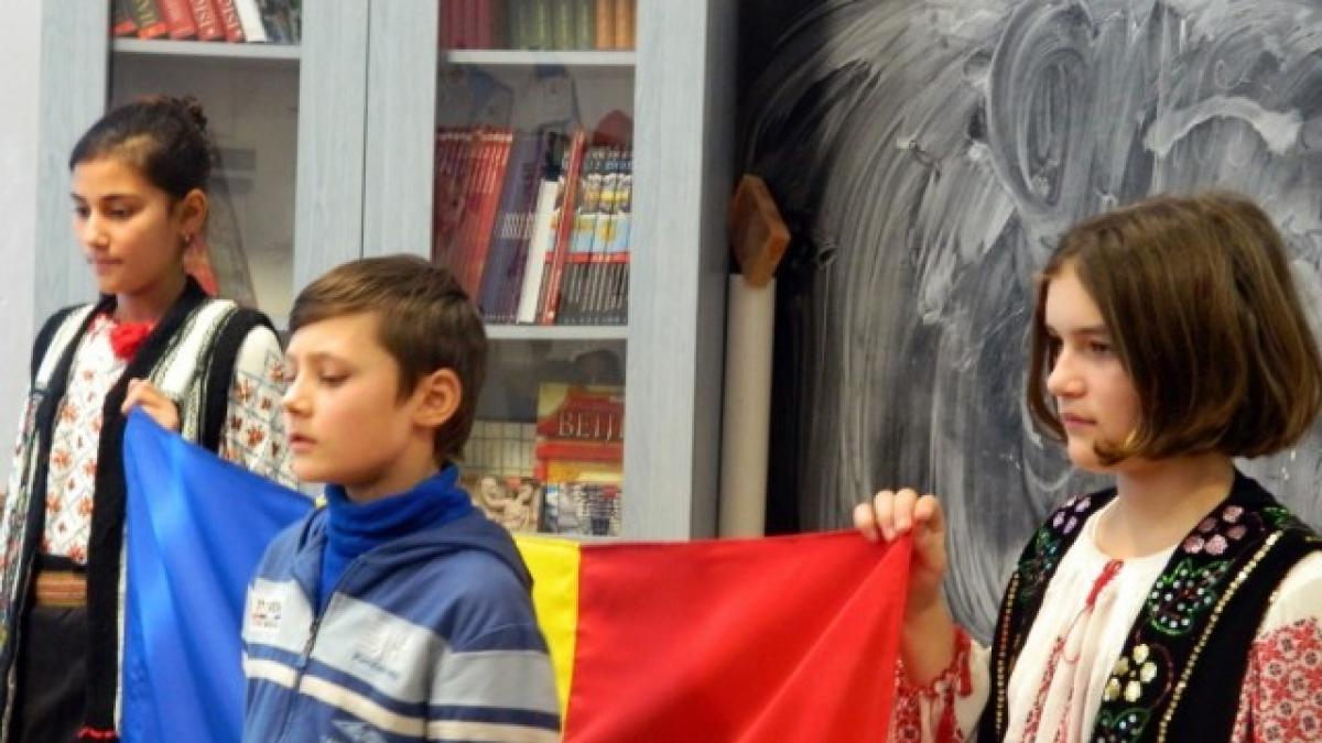 imnul romaniei cantat in fiecare zi de elevi la inceputul orelor proiectul votat de senat